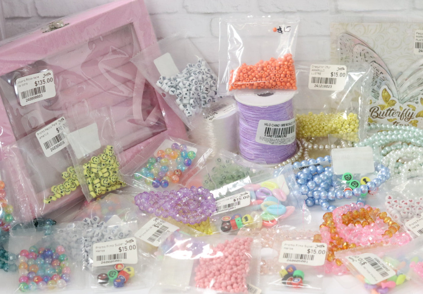 CAJA CON 40 PRODUCTOS DE BISUTERIA