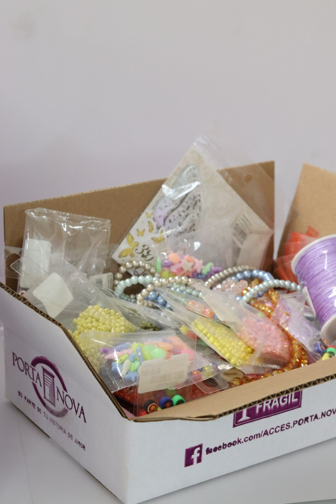 CAJA CON 40 PRODUCTOS DE BISUTERIA