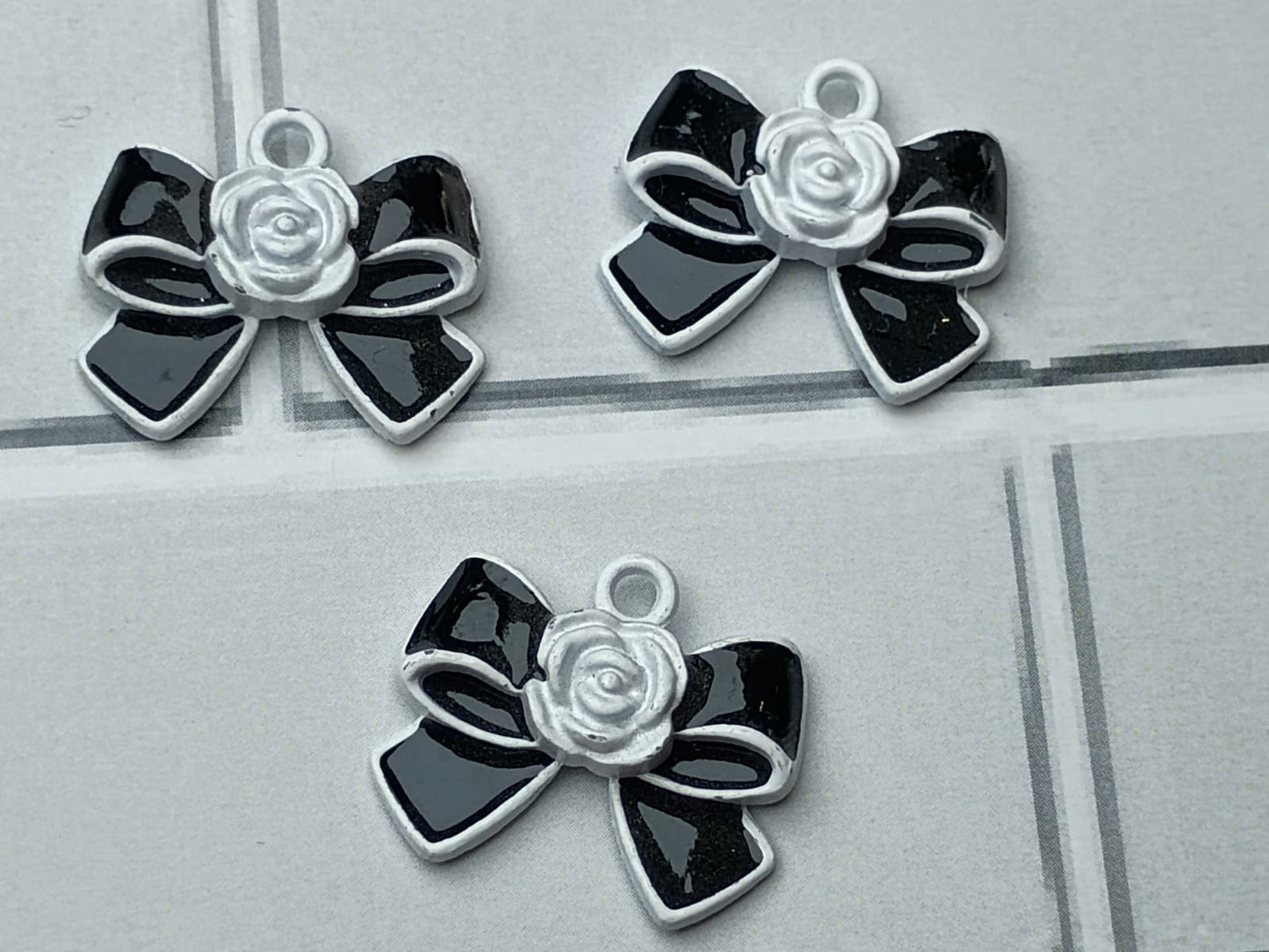 DIJE MOÑO BLANCO Y NEGRO